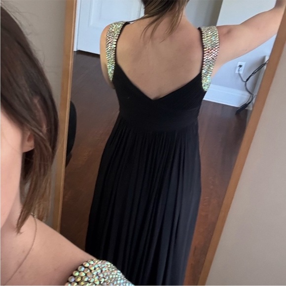 Elegant Black Evening Gown with Silver Accents - Picture 2 of 3